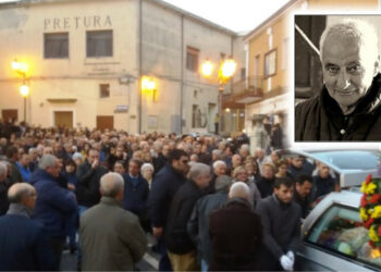 Centinaia di persone a Cirò hanno preso parte ieri ai funerali del cantante Gino Colicchio