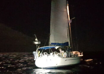 Cinquanta migranti sbarcano al porto di Crotone, Polizia e Finanza fermano uno scafista