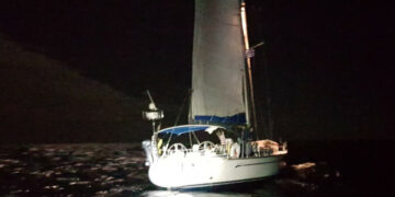 Cinquanta migranti sbarcano al porto di Crotone, Polizia e Finanza fermano uno scafista