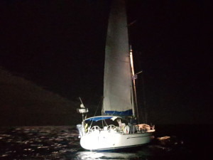 Cinquanta migranti sbarcano al porto di Crotone, Polizia e Finanza fermano uno scafista