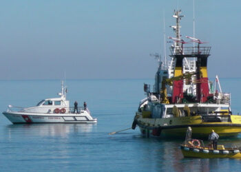 Esercitazione antinquinamento della Guardia Costiera nel mare di Corigliano Calabro