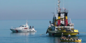 Esercitazione antinquinamento della Guardia Costiera nel mare di Corigliano Calabro