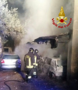 In fiamme le Autovetture di due Parroci a Corazzo di Scandale2