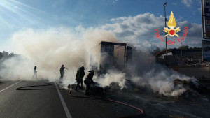 In fiamme un autoarticolato sulla SS 106 (1)