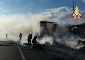In fiamme un autoarticolato sulla SS 106