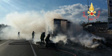 In fiamme un autoarticolato sulla SS 106