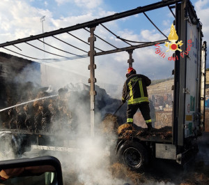 In fiamme un autoarticolato sulla SS 106 (2)