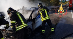 In fiamme un autovettura della Vigilanza notturna sulla SS106, salvo il conducente (2)
