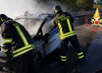 In fiamme un autovettura della Vigilanza notturna sulla SS106, salvo il conducente