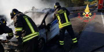 In fiamme un autovettura della Vigilanza notturna sulla SS106, salvo il conducente