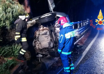 Incidente stradale: auto si ribalta sulla SS106, ferito il conducente