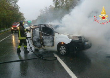 Incidente sulla SS106: in fiamme un autofurgone, Autista ustionato