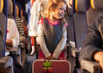 L’incredibile avventura di una bambina: sfugge a genitori, prende treno e sale su aereo