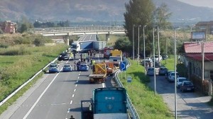 Scontro frontalle tra un'auto ed un furgone sulla SS106, muore una donna e quattro feriti