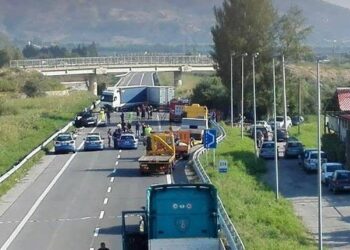 Scontro frontalle tra un’auto ed un furgone sulla SS106, muore una donna e quattro feriti