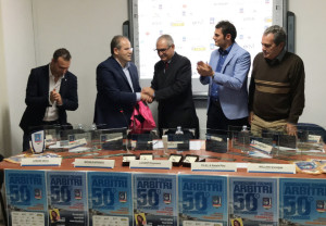 Una maglia speciale per il maestro Michele Affidato (2)