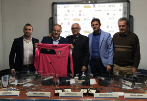 Una maglia speciale per il maestro Michele Affidato (3)