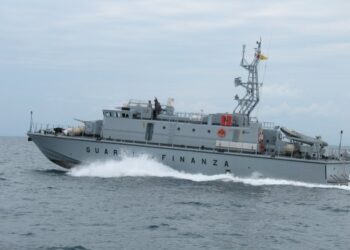 Nuovo sbarco a Crotone, intercettato veliero tedesco con a bordo 58 migranti