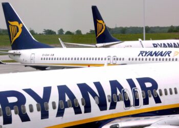 Lettera Ryanair a piloti, Calenda: "Indegno". Poletti: "Gravissimo"