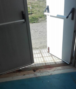 Atti vandalici al Palazzetto dello Sport di Strongoli (3)