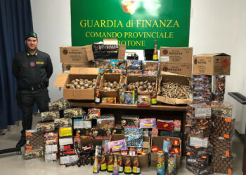 Blitz della Finanza nelle bancarelle a Crotone, Sequestrati 4 quintali di Botti illegali