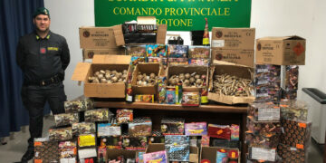 Blitz della Finanza nelle bancarelle a Crotone, Sequestrati 4 quintali di Botti illegali