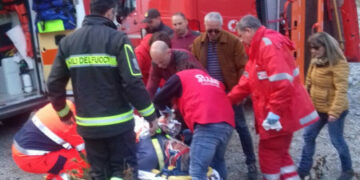 Cade da un albero, soccorso dai Vigili del Fuoco