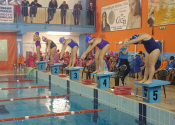 Centinaia di nuotatori di tutte l’età della Scuola Neysis di Cirò Marina per la gara di fine anno