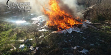 Distruggono con il fuoco rifiuti speciali a Rocca di Neto, denunciate tre persone