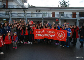 FlashMob a Cirò Marina, Centinaia di persone hanno invaso Via Venezia danzando “Mi fai volare”