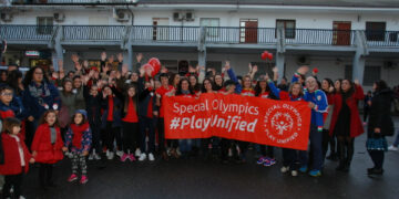 FlashMob a Cirò Marina, Centinaia di persone hanno invaso Via Venezia danzando “Mi fai volare”