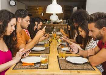 Il web? È sempre più mobile: i nuovi dati sull’utilizzo della Rete