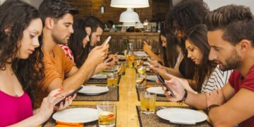 Il web? È sempre più mobile: i nuovi dati sull’utilizzo della Rete