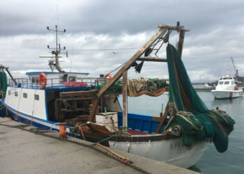Incendio a bordo di un peschereccio nel porto di Corigliano Calabro, ma è un’esercitazione