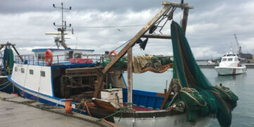Incendio a bordo di un peschereccio nel porto di Corigliano Calabro, ma è un’esercitazione