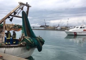 Incendio a bordo di un peschereccio nel porto di Corigliano calabro, ma è un’esercitazione (3)