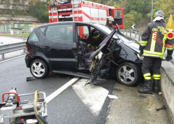 Incidente vicino galleria sulla strada per Lamezia, una ragazza e una anziana estratte dalle lamiere