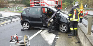 Incidente vicino galleria sulla strada per Lamezia, una ragazza e una anziana estratte dalle lamiere