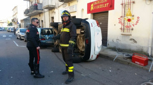 Incidente stradale a Santa Maria di Catanzaro scontro fra due vetture, una si ribalta, feriti gli occupanti (1)