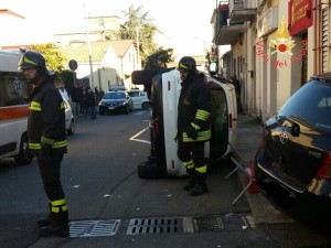 Incidente stradale a Santa Maria di Catanzaro scontro fra due vetture, una si ribalta, feriti gli occupanti (2)