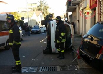 Incidente stradale a Santa Maria di Catanzaro: scontro fra due vetture, una si ribalta, feriti gli occupanti