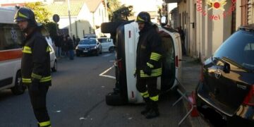 Incidente stradale a Santa Maria di Catanzaro: scontro fra due vetture, una si ribalta, feriti gli occupanti