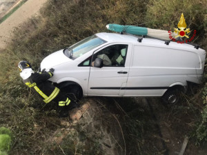 Incidente stradale furgone finisce fuori strada sotto un pontino, ferito il conducente4