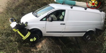 Incidente stradale: furgone finisce fuori strada sotto un pontino, ferito il conducente