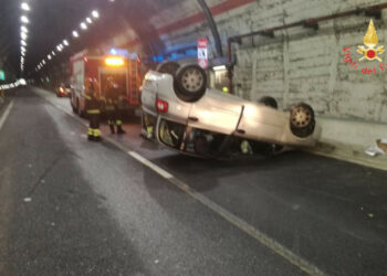 Incidente stradale nella galleria Sansinato direzione Catanzaro