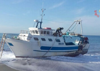 Motopeschereccio in avaria rischia di affondare, salvato dalla Guardia Costiera e dai Vigili del Fuoco