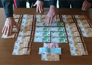 Nascondevano tremila euro falsi nell’auto, i Carabinieri arrestano due donne ed un uomo