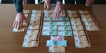 Nascondevano tremila euro falsi nell’auto, i Carabinieri arrestano due donne ed un uomo