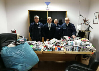 Oggetti elettronici venduti senza marchio CE sotto i portici di Crotone, sequestrati dalla Polizia Municipale