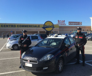 Ruba carte di credito e fa acquisti per oltre mille euro in capi di vestiario firmati